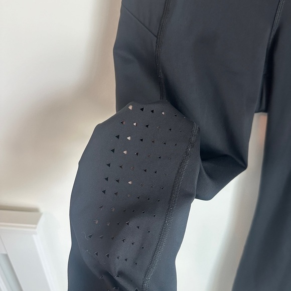 Cropped Athleta Black Leggings With Geometric Mesh Size Small - Picture 2 of 5